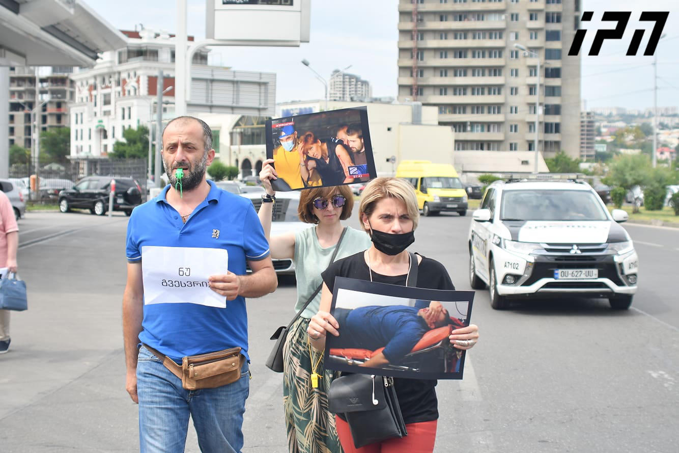 მოვითხოვთ მათ გამოვლენას და დასჯას, ვინც ესროდა ჟურნალისტებს - აქცია შსს-სთან